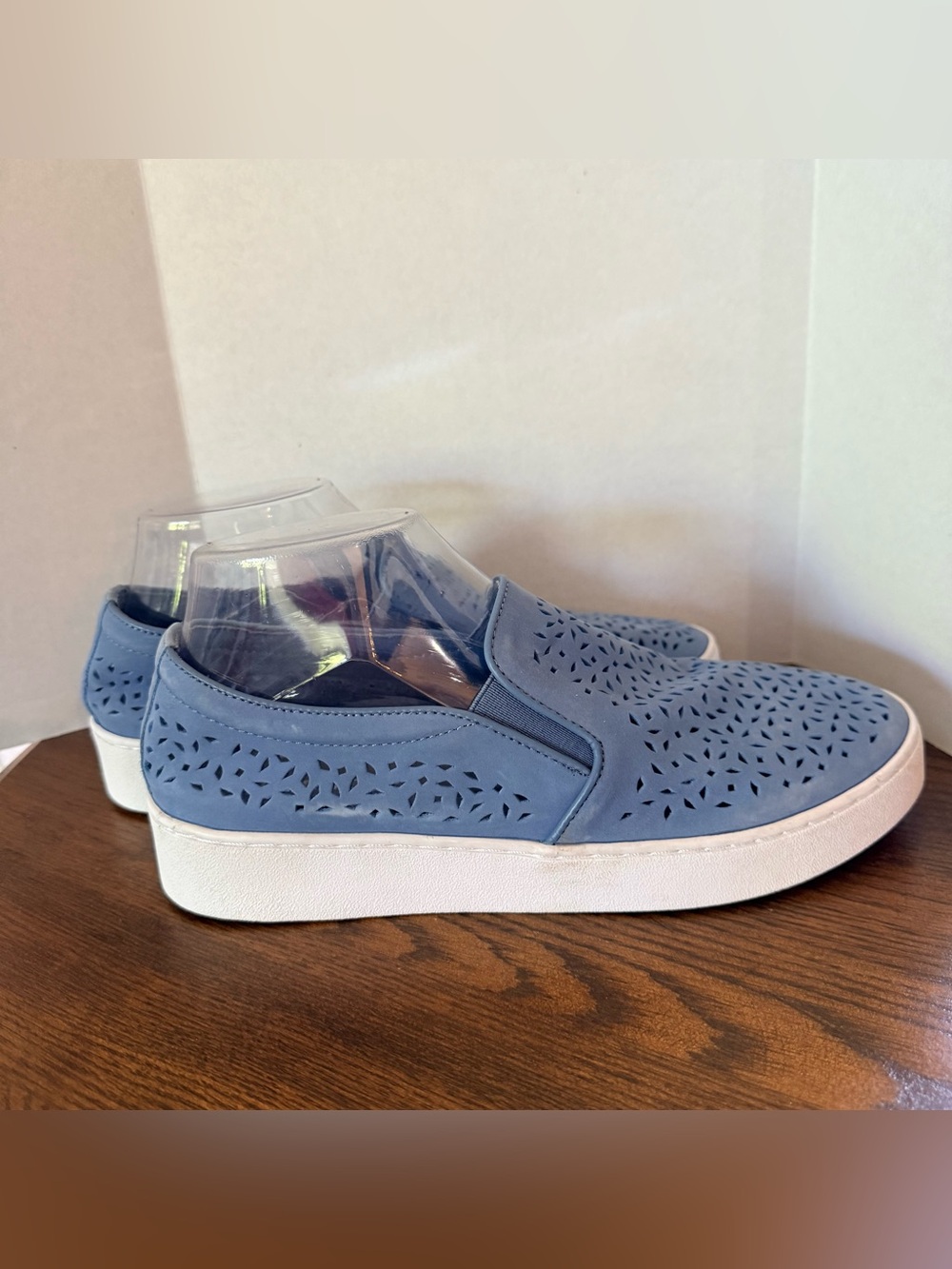 Vionic Midi perf slip on sneaker. Women size 8